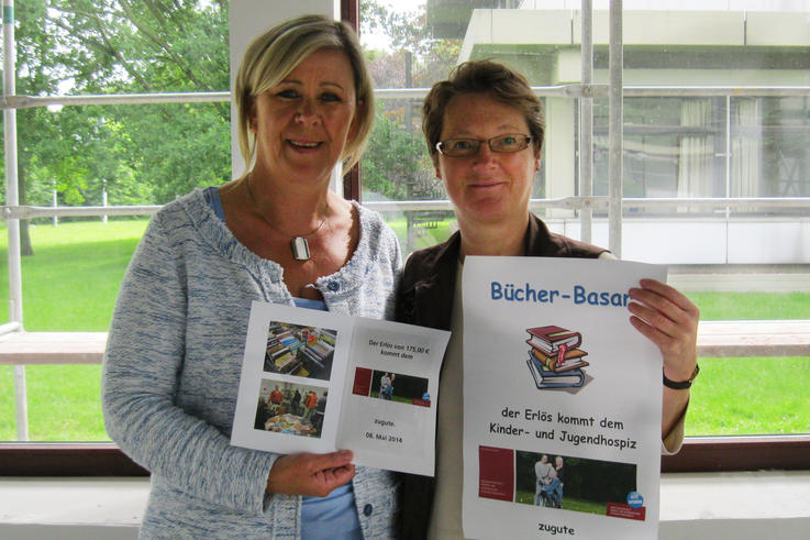 Irene Müller freut sich über die von Anke Lüpkes im Namen der Jade Hochschule überreichte Spende.