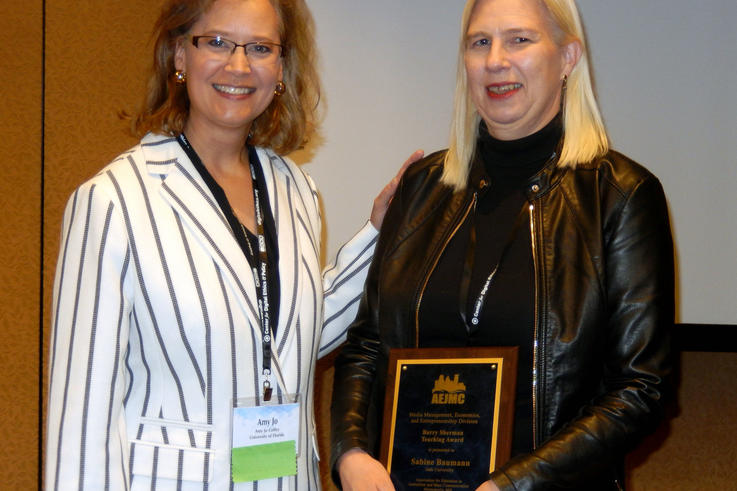 Amy Jo Coffey (links) hielt die Laudatio und übergab den Barry Sherman Teaching Award an Sabine Baumann. <span>Foto: AEJMC</span>