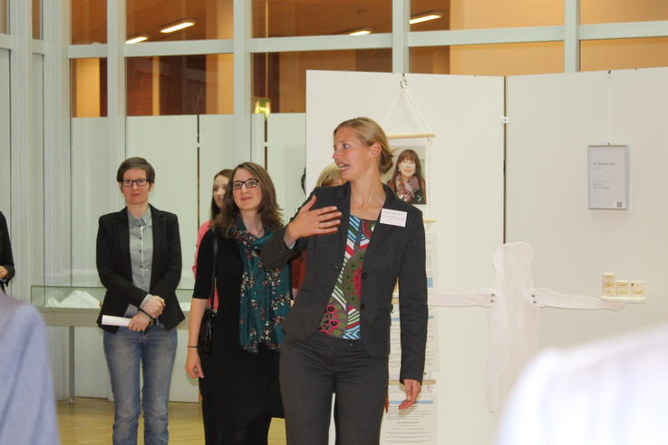 Prof. Dr. Stefanie Birkner führte die Gäste der Seminar-Vernissage durch die Ausstellung.