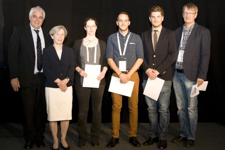 Oliver Kahmen (2.v.r.) und weitere Gewinner des Karl-Kraus-Preises 2016 mit Mitgliedern der Jury und der Witwe des berühmten Photogrammetrie-Professors Karl Kraus. <span>Bildquelle: DGPF</span>