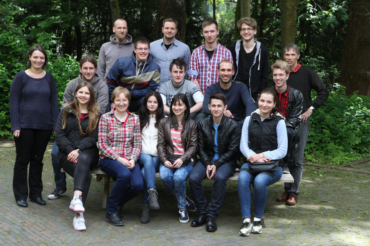 Prof. Dr. Thomas Luhmann (ganz rechts), Mitarbeiterin Martina Große-Schwiep (ganz links) und Mitarbeiter Tobias Theuerkauff (hinten links) mit den ukrainischen Studierenden. <span>Foto: Piet Meyer/Jade HS</span>