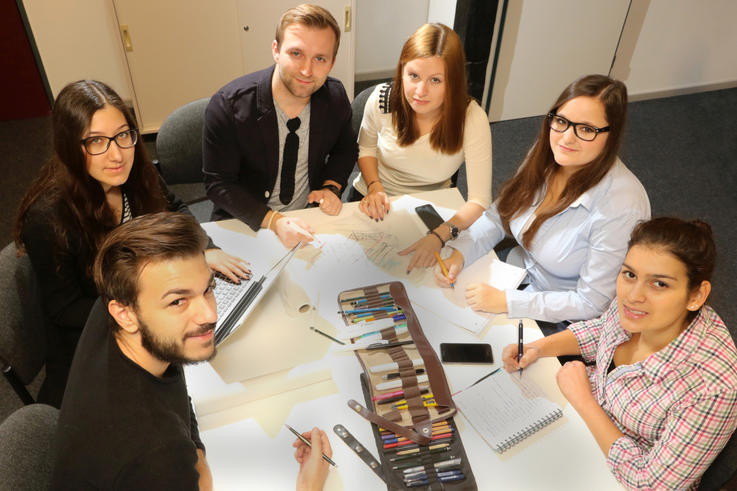 Lernen in entspannter Atmosphäre: In kleinen Lerngruppen unterstützen Studierende ihre Komiliton_innen. <span>Foto: Piet Meyer/Jade HS</span>