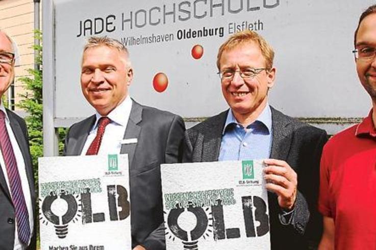 Wissenschaft fördern: (von li.) Prof. Dr. Manfred Weisensee (Präsident Jade Hochschule), Ralf Baum (OLB), Prof. Dr. Ralf Wandelt (Dekan Jade Hochschule) und Ole Roggenbuck .<span>Foto: OLB</span>