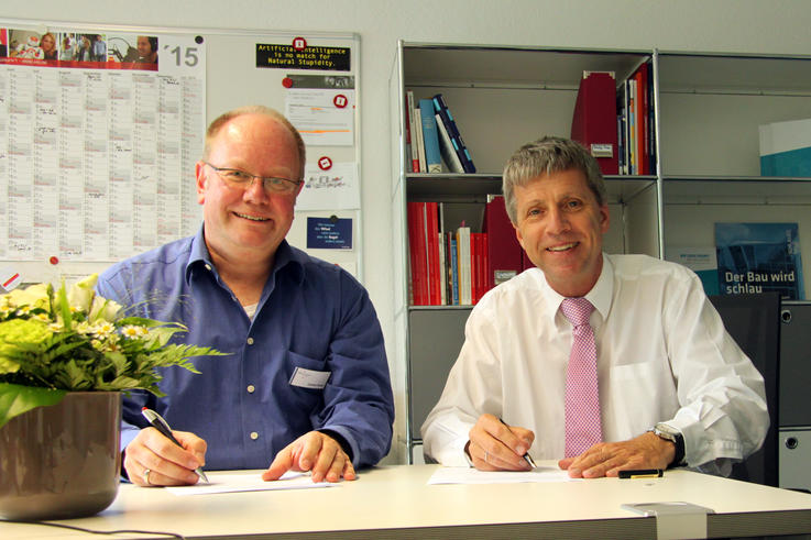 Hochschulpräsident Dr. Elmar Schreiber (re.) und der Personalratsvorsitzende Carsten Henze legten in einer Dienstvereinbarung die konkrete Ausgestaltung des Eingliederungsmanagements fest.<span>Foto: Claudia Baumgärtner</span>