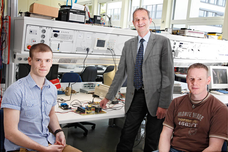 Prof. Dr. Folker Renken (Mitte), Leiter des neuen Master-Studiengangs „Elektrotechnik“, betreut die Bachelor-Arbeiten von den Studenten Alex Erfurt (li.) und Stefan Gundlach (re.). <span>Foto: Geert Oeser</span>