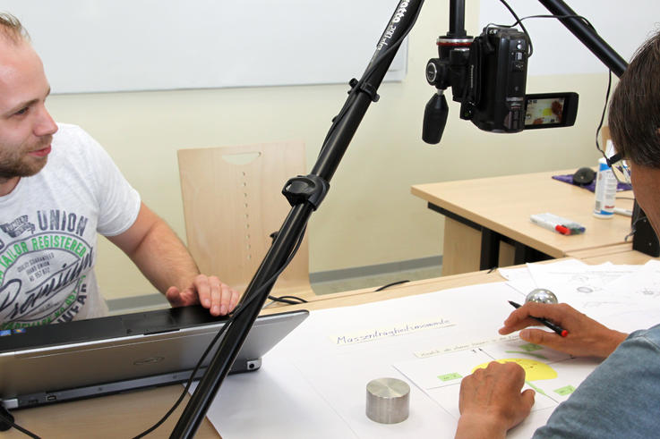 André Wölk (li.) und Jens Zählcke produzierten 13 Erklärvideos als Ergänzung zur Vorlesung Technische Mechanik 2.<span>Foto: Marie Czubinzki</span>