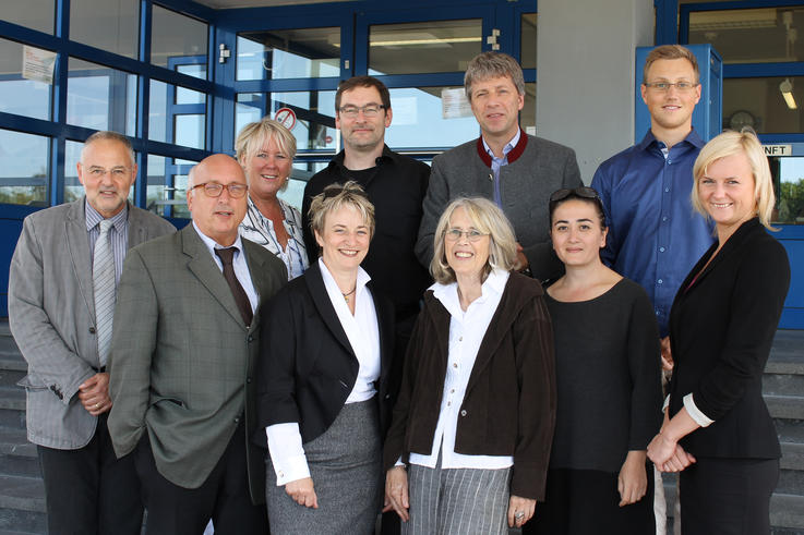 Freuten sich über den Erfolg des Projektantrages: Dr. Elmar Schreiber, Präsident der Jade Hochschule (hinten, 2.v.re.), Prof. Dr. Uwe. Weithöner, Vizepräsident für Internationales der Jade Hochschule (li.), Gilla Altmann, Projektpartnerin und ehemalige Regierungsberaterin in Aserbaidschan (vorne, 3.v.re.), Andrea Menn, Leiterin des International Office der Jade Hochschule (3.v.li.) und das Projektteam. Foto: Katrin Keller