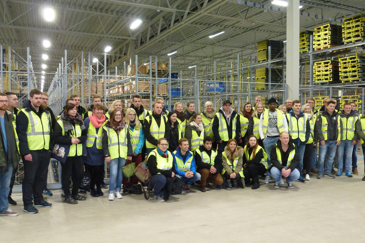 Studierende aus Elsfleth im Logistiklager der DB Schenker in Göteborg.<span>Foto: Holocher</span>