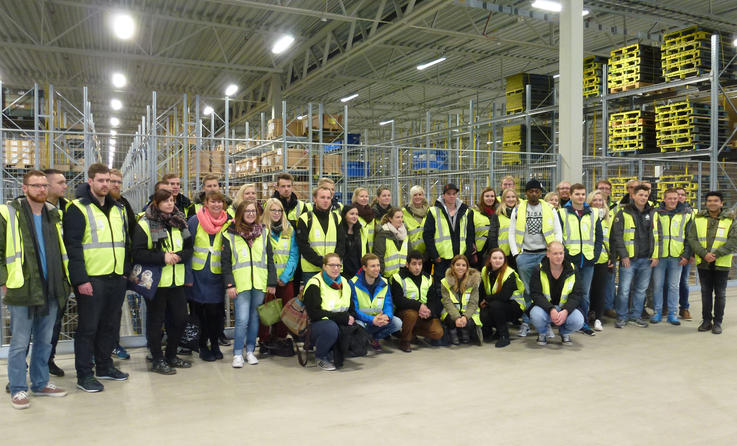 Studierende aus Elsfleth im Logistiklager der DB Schenker in Göteborg.<span>Foto: Holocher</span>