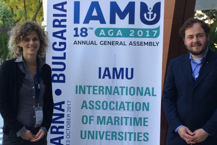 Die Studiengangskoordinatoren Elisabeth Klimmek und Nicolas Nause vom Fachbereich Seefahrt und Logistik präsentieren den Studiengang International Maritime Management auf der IAMU-Konferenz in Bulgarien. <span>Foto: Jade HS</span>