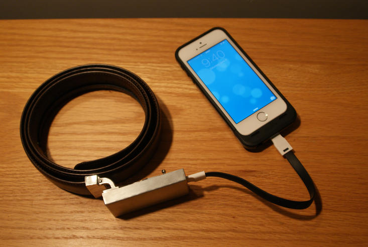 Eine innovative Idee – Die Gürtelschnalle zum Laden des Smartphones.