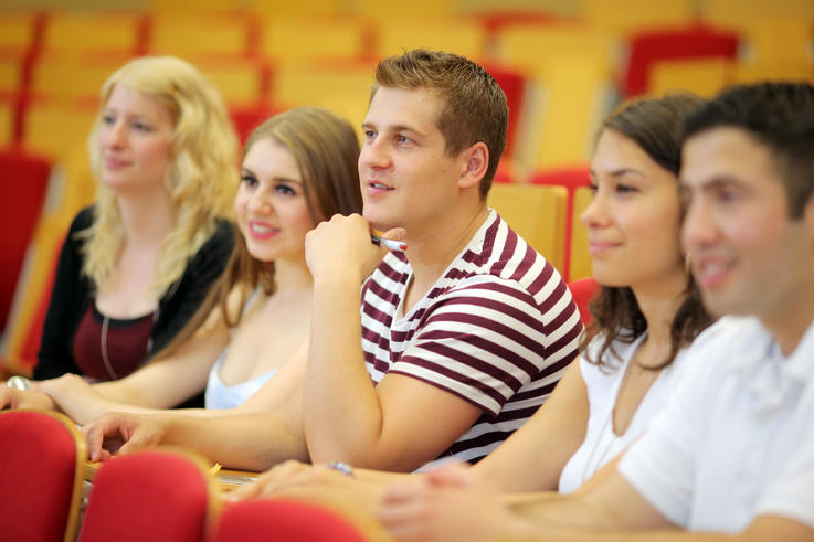 Studienanfängerinnen und -anfänger können sich in den Vorbereitungswochen einen Eindruck über die zu vermittelnden Inhalte verschaffen sowie den Studienort und die Region kennenlernen.