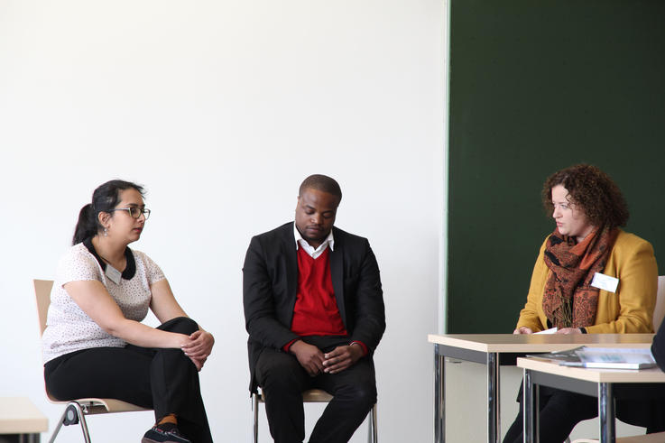 Meera Jamal (Pakistan, von links) und Itai Mushekwe (Simbabwe) berichteten von ihren Erfahrungen als Exil-Journalisten. Pia Schreiber moderierte dieses Panel.<span>Foto:Tanja Freesemann</span>