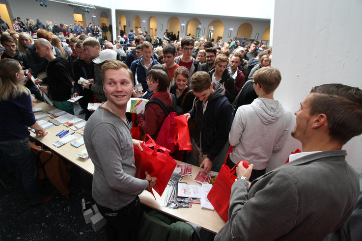 Andrang im Lichthof am Montagmorgen: Erstsemesterbegrüßung in Oldenburg. <span>Foto: Piete Meyer/Jade HS</span>