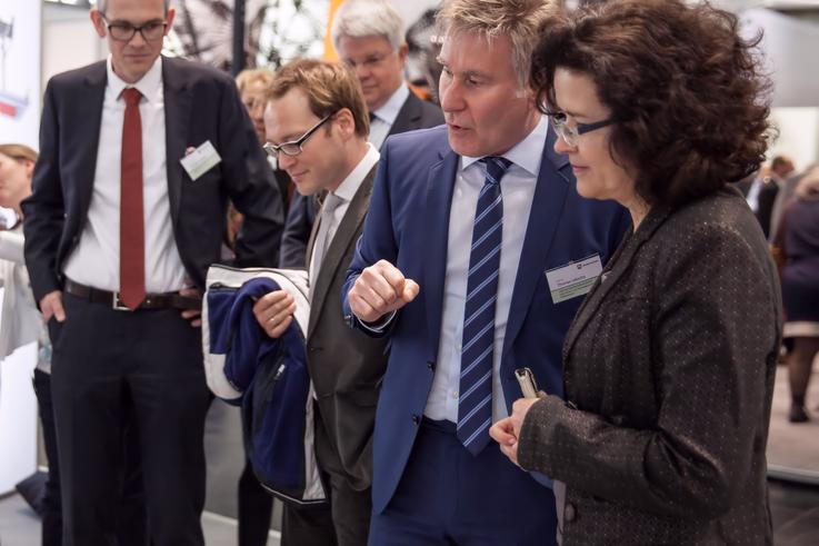 Wissenschaftsministerin Gabriele Heinen-Kljajić besuchte am ersten Messestand den Gemeinschaftsmessestand des Landes Niedersachsen.