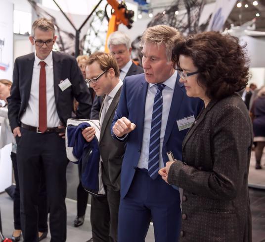 Wissenschaftsministerin Gabriele Heinen-Kljajić besuchte am ersten Messestand den Gemeinschaftsmessestand des Landes Niedersachsen.