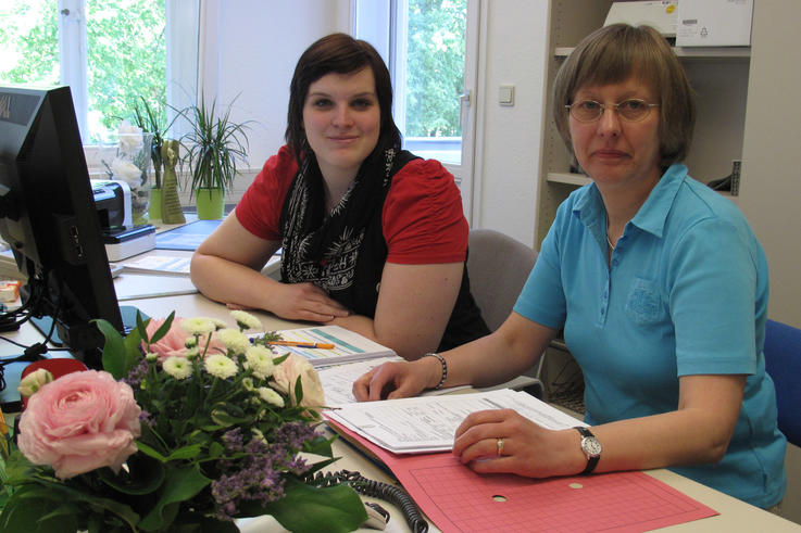 Lena Frank (li.) und Edith Meinen kümmern sich um die korrekte Abrechung der Reisekosten für alle Beschäftigten der Jade Hochschule.