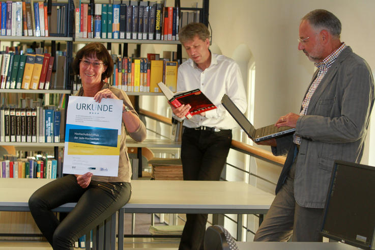 Information ist alles (v.l.): Hochschulbibliotheksleiterin Walburgis Fehners, Präsident Dr. Elmar Schreiber und Vizepräsident Prof. Dr. Uwe Weithöner in der Bibliothek in Oldenburg.