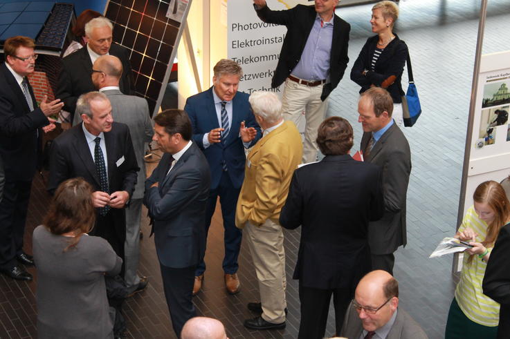 Prof. Dr. Folker Renken und Prof. Dr. Thomas Lekscha von der Jade Hochschule diskutieren mit den Besucherinnen und Besuchern (u.a. Olaf Lies).