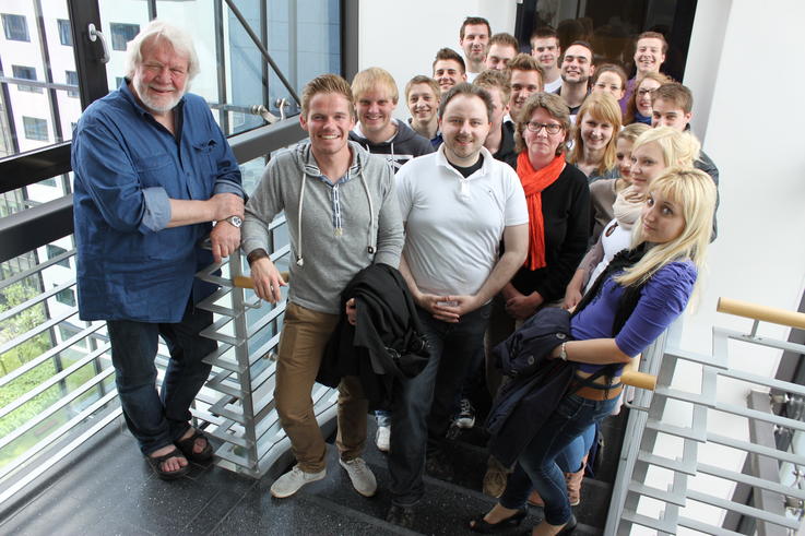 Honorar-Professor Hans-Georg Oltmanns (links im Bild) konnte den Studierenden als stellvertretender Vorsitzender der Bundesingenieurkammer bei dieser Exkursion Tür und Tor öffnen.