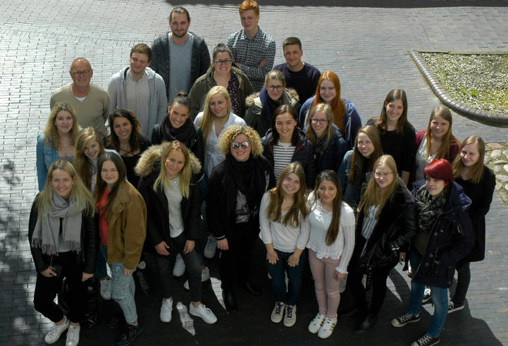 Das Team mit der Dozentin Pia Schreiber (mi).<span>Foto: Christoph Hinz</span>