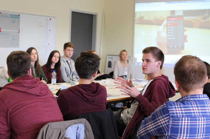 Einblick in den Alltag des Lehrverlags: Studierende bei einer Plenarsitzung.<span>Foto: jade.impuls</span>