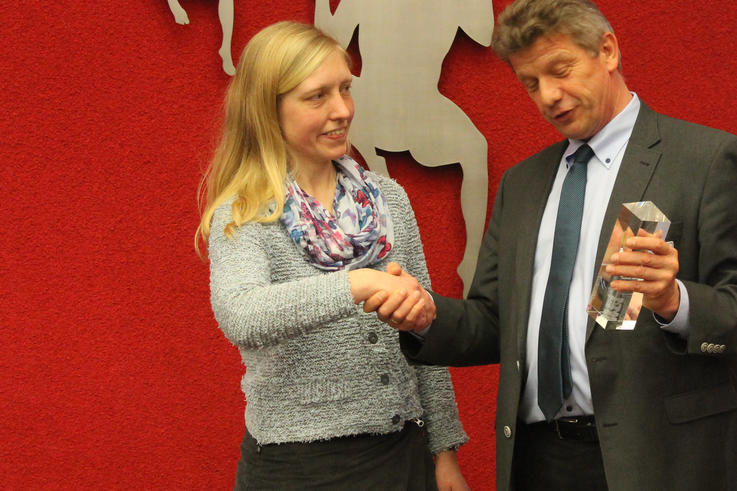 Daniela Jaschke (BEng)  und Professor Dr.-Ing. Harald Garrecht, Präsident der WTA e.V., bei der Übergabe des Preises. <span>Foto: WTA</span>