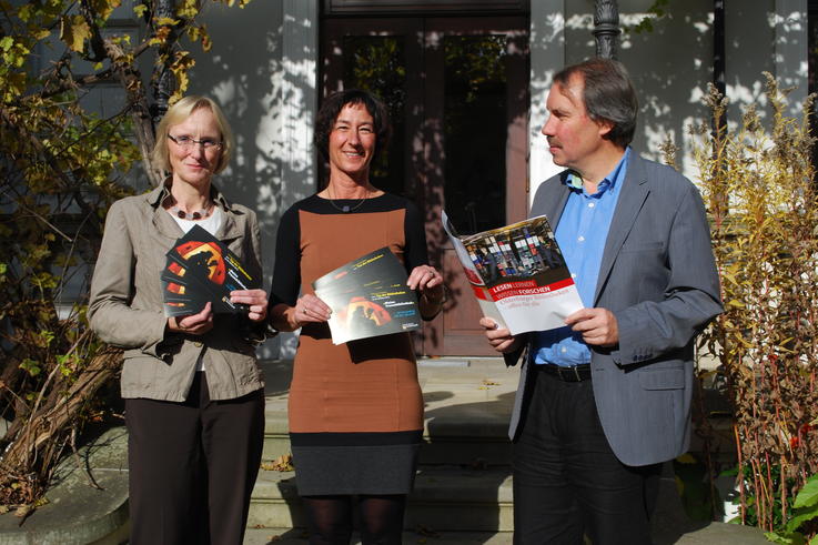 Bildunterschrift: (von links) Heike Janssen (Stadtbibliothek Oldenburg), Walburgis Fehners (Jade Hochschule) und Dr. Michael Brandt (Oldenburgische Landschaft)