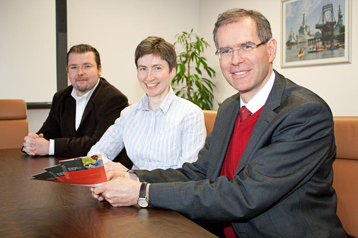 Konnten die Studienzeiten im Studiengang „Insurance, Banking and Finance“ jetzt auch für Versicherungsfachwirte verkürzen (v.r.n.li.): Dekan Prof. Dr. Gerd Hilligweg, Studiengangsleiterin Prof. Dr. Christiane Goodfellow und Studiengangsbetreuer Michael Jonitz. Foto: Sonja Irouschek