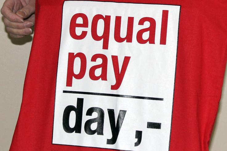 Das Tragen einer roten Tasche signalisiert die Unterstützung des Equal Pay Day.