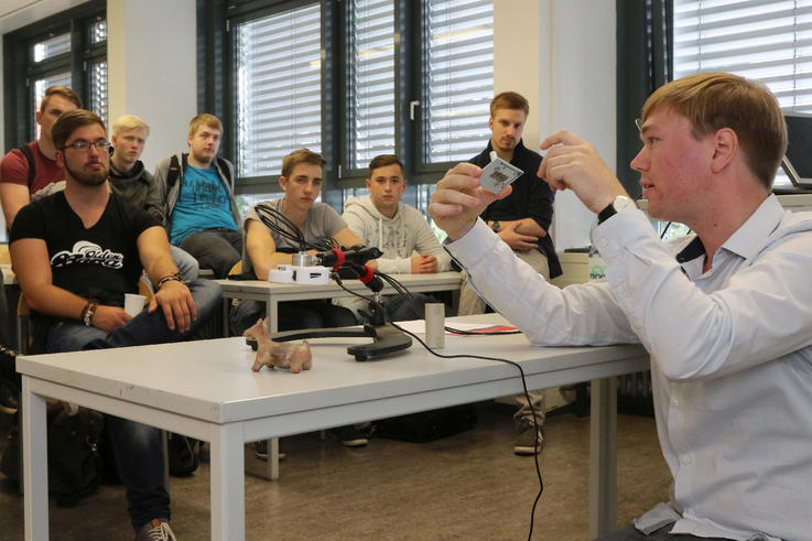 Computer Vision trifft Messtechnik: Der wissenschaftliche Mitarbeiter Niklas Conen erläutert den Teilnehmern kamerabasierte Messtechnik und die dazugehörige Programmierung.<span>Foto: Piet Meyer/Jade HS</span>