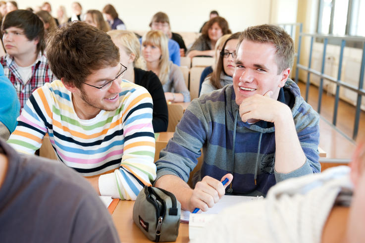 Wer noch nicht weiß, was er oder sie studieren möchte, kann an einem Tag seiner Wahl zusammen mit einem Studierenden einzelne Studiengänge und die Hochschule näher kennenlernen.