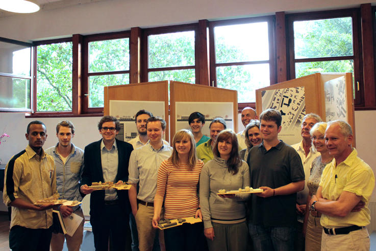 Das Team mit Jury, Preisträgern und Vertretern sowie Schülern der Freien Waldorfschule und den Professoren Peter Fank (rechts) und Dekan Dr. Lutz Beckmann (6.v.r.).