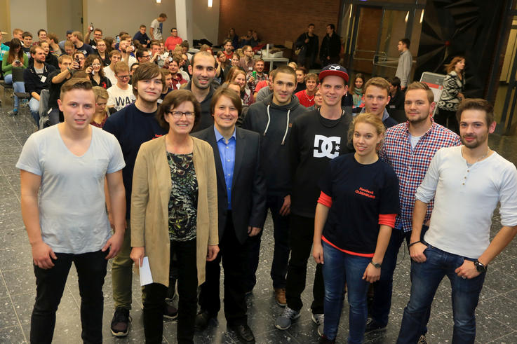 Das Oldenburger Organisationsteam der KonGeoS mit Studiendekanin Prof. Dr. Jaquemotte (3.v.l.) und Michael Tschöke vom Verband Deutscher Vermessungsingenieure (5.v.l.). <span>Foto: Piet Meyer</span>