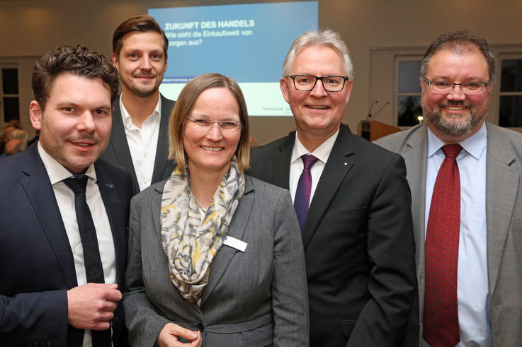 Redner beim Vortragsabend über die Zukunft des Handels in Jever (v. li.): Jasper Strauß (Hauptgeschäftsführer des AWV Jade), Christian Hinze (WZ), Claudia Havekost (IHK Oldenburg), Michael Engelbrecht (Vorstandsvorsitzender der Volksbank Jever) und Prof. Dr. Stephan Kull (Jade Hochschule).<spn>WZ-FOTO:  LÜBBE</span>