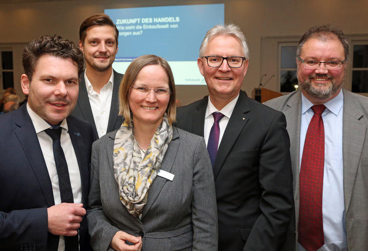 Redner beim Vortragsabend über die Zukunft des Handels in Jever (v. li.): Jasper Strauß (Hauptgeschäftsführer des AWV Jade), Christian Hinze (WZ), Claudia Havekost (IHK Oldenburg), Michael Engelbrecht (Vorstandsvorsitzender der Volksbank Jever) und Prof. Dr. Stephan Kull (Jade Hochschule).<spn>WZ-FOTO:  LÜBBE</span>