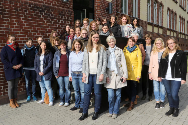 Prof. Dr. Frauke Koppelin (hinten, re.) und Christiane Heidenfelder (vorne, 3.v.re.) begrüßten die neuen Studierenden. <span>Foto: Piet Meyer/Jade HS</span>