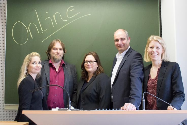 Prof. Dr.-Ing. Harald Lohner (2. v.r.) mit den Mitarbeiter_innen des Online-Teams (v.l.): Melanie Kirschner, Michael Kieselstein, Sabine Pettan und Nina Paul.<span>Foto: Jade HS/Pfeiffer</span>