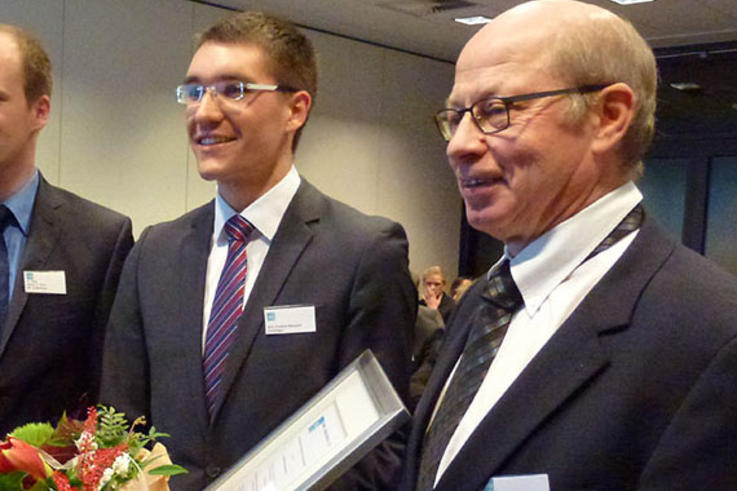 Preisträger Frederic Heicappell mit dem Sprecher des Kuratoriums des Bremer VDI-Bezirksvereins, Dr. Ing. Ulrich Große Herzbruch