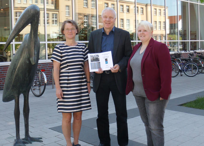 Bei der Spendenübergabe (v.l.) Anke Lüpges, Leiterin der Bibliothek am Studienort Wilhelmshaven, Geschäftsführer der vhs Werner Sabisch und Melanie Kühnast, Organisatorin des Bücherbasars.<span>Foto: vhs</span>