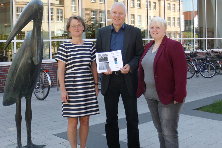 Bei der Spendenübergabe (v.l.) Anke Lüpges, Leiterin der Bibliothek am Studienort Wilhelmshaven, Geschäftsführer der vhs Werner Sabisch und Melanie Kühnast, Organisatorin des Bücherbasars.<span>Foto: vhs</span>