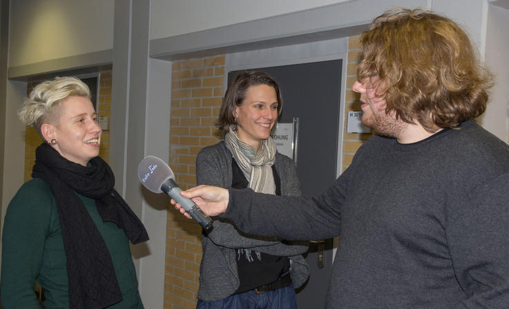 Romy Lehmann (li) und Carola Unser im Gespräch mit Radio Jade.<span>Foto: Alexandra Kirchhoff</span>