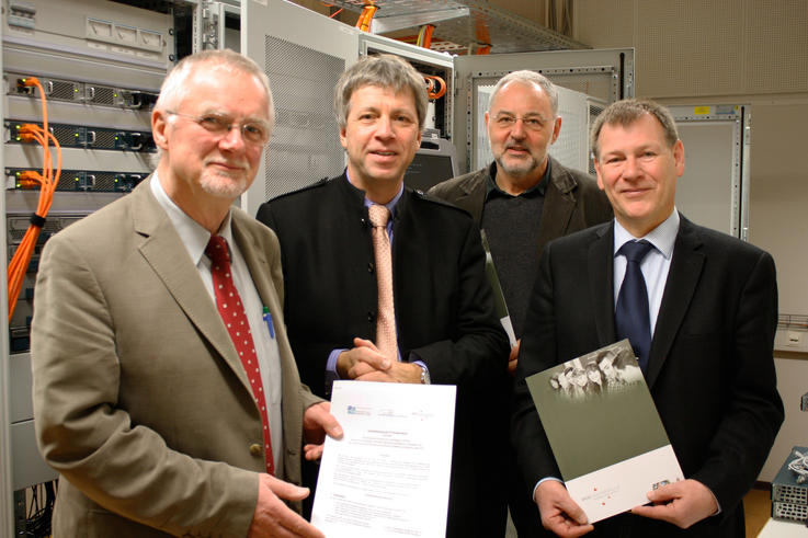 Haben die IT-Kooperation zwischen den drei Hochschulen voran gebracht (v.li.): Wolfgang Eggerichs, Dr. Elmar Schreiber, Prof. Dr. Uwe Weithöner und Ulrich Hauptmann. Foto: Gaby Pfeiffer