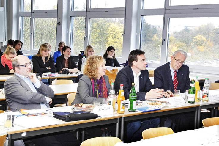 Die „Auftraggeber“ (v.l.) Pastor Karsten Struck, Kerrin Schöne, Henrik Meyer und Georg Kallsen von der Gruppe Norddeutsche Gesellschaft für Diakonie. (Foto. Geert Oeser, honorarfrei)