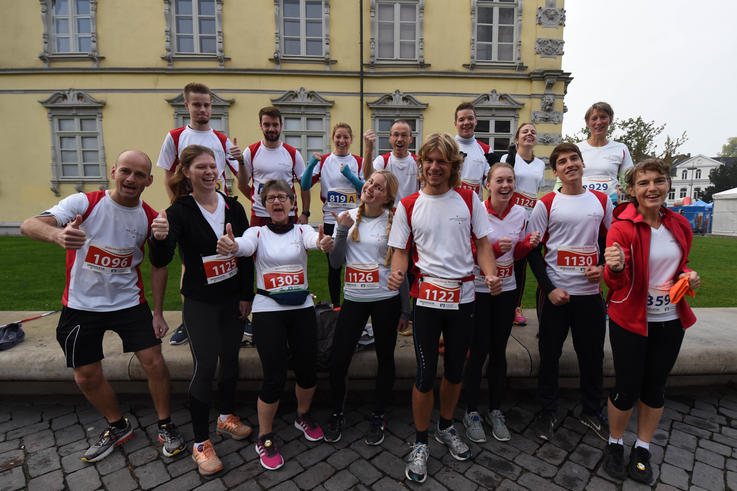 Das Team der Jade Hochschule vor dem Lauf am Oldenburger Schloss.