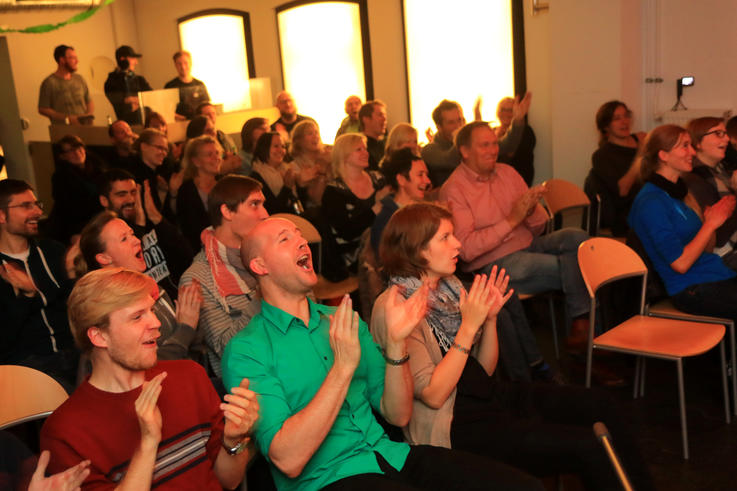 Das Publikum ist begeistert. <span>Foto: Piet Meyer/Jade HS</span>