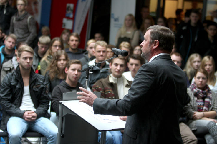 Vizepräsident Prof. Thomas Wegner wünscht den neuen Studierenden viel Erfolg im Studium.<span>Foto: Piet Meyer/JAde HS</span>