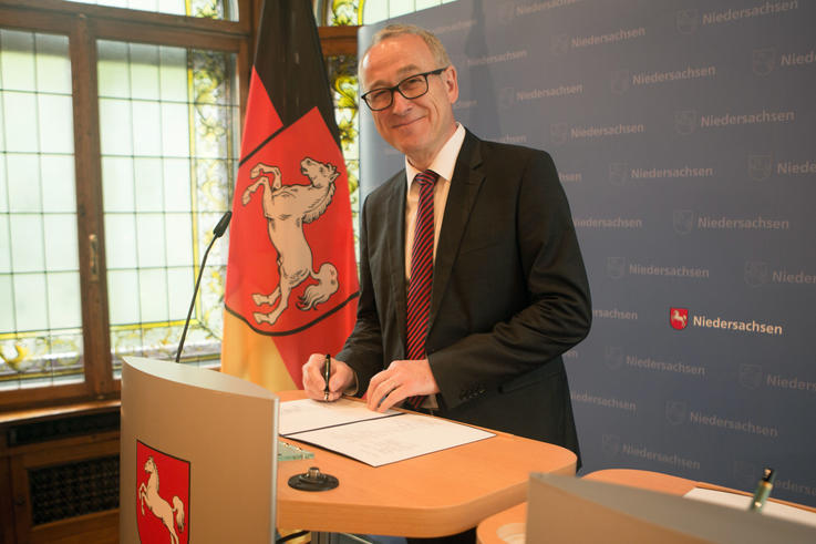 Unterzeichnung des Hochschulentwicklungsvertrages gestern in Hannover: Hochschulpräsident Prof. Dr. Manfred Weisensee sieht eine sehr gute Grundlage für die Planungen zur Weiterentwicklung der Jade Hochschule. <span>Foto: brauers.com</span>