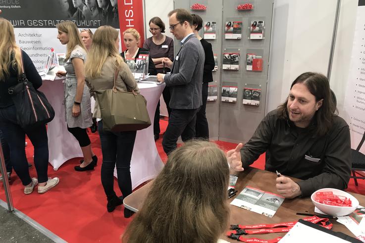 Vocatium-Messe: Intensive Beratung am Stand der Jade Hochschule. <span>Foto: Jade HS</span>