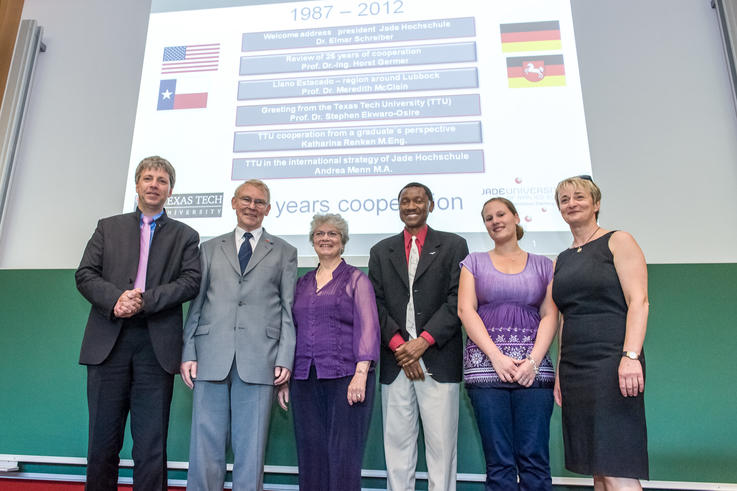 Schmieden Pläne für die zukünftigen Austauschprogramme: (v.l.) Dr. Elmar Schreiber, Präsident der Jade Hochschule, Prof. Dr. Horst Germer, Prof. Dr. Meredith McClain, Texas Tech University, Prof. Dr. Stephen Ekwaro-Osire, Texas Tech University, Katharina Renken, M.Eng., Jade Hochschule, Andrea Menn, M.A., Leterin des International Office, Jade Hochschule. (Foto: Michael Stephan)